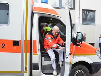 Im Rettungswagen kommt Dr.Gerhard Beyer zum überraschenden Empfang im Rathaus an. Foto: Rainer Lutz