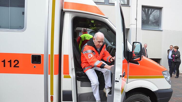 Im Rettungswagen kommt Dr.Gerhard Beyer zum überraschenden Empfang im Rathaus an. Foto: Rainer Lutz