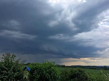 Dunkle Wolken über Franken: Ab Montagnachmittag kann es zu Gewittern kommen. Foto: NEWS5 / Fricke / Archiv