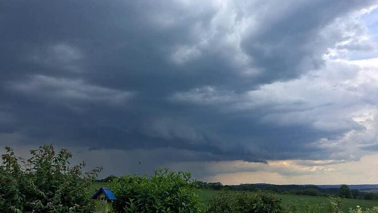 Dunkle Wolken über Franken: Ab Montagnachmittag kann es zu Gewittern kommen. Foto: NEWS5 / Fricke / Archiv