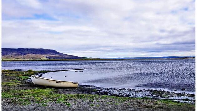 Im s&uuml;dlichsten Ort von Island, in V&iacute;k &iacute; M&yacute;rdal, kann man &uuml;ber schwarzen Sand laufen und heftige Brandungswellen beobachten.
