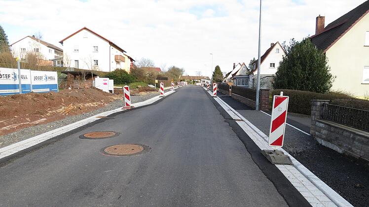 Asphaltierungsarbeiten in der "Breet" , "am Steinbruch". Doris Bauer