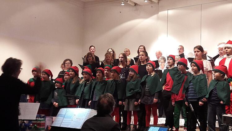 Weit über dreißig Chor-Darsteller waren beim Weihnachtsmusical in der Alten Aula in Münnerstadt im Einsatz. Hartmut Hessel