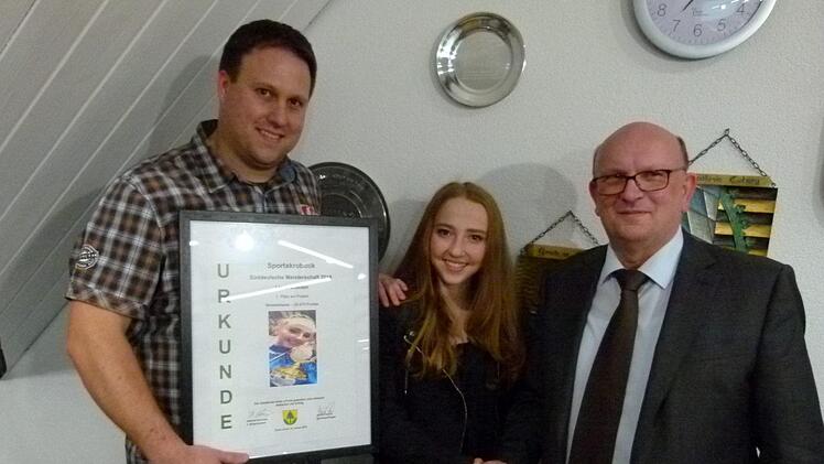 Lobende Worte für die süddeutsche Meisterin Linda Stößlein durch den Dritten Bürgermeister André Dehler (links) und den Zweiten Bürgermeister Helfried Schreiner (rechts). Foto:Lothar Weidner