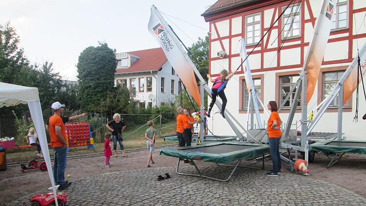 Die jungen Besucher konnten sich beim Spielmobil und Bungee-Trampolin vergnügen. Foto: Winfried Ehling