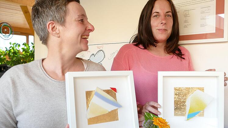Silke Kastner (links) und Kathrin Distler mit kleinen Bruchstücken im Rahmen, die der Hospizverein für einen guten Zweck verkauft. Foto: Marion-Krüger-Hundrup