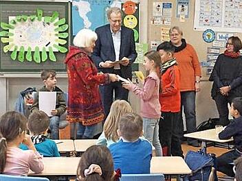 Retta Müller-Schimmel und German Hacker verteilten die Preise an die Schüler. Foto: Richard Sänger