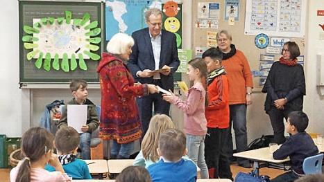 Retta Müller-Schimmel und German Hacker verteilten die Preise an die Schüler. Foto: Richard Sänger