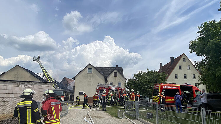 Stallung im Ortskern geht in Flammen auf
