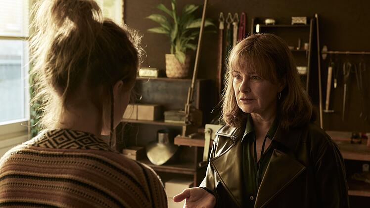 Inka Sassner (Lina Wendel, rechts) beichtet Kim (Anna Bachmann) ein Geheimnis aus der Vergangenheit.