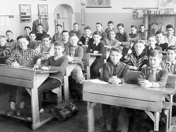 Die 8. Klasse der Rupprechtschule 1958 mit Klassenlehrer Schierl und  links neben dem Lehrer Edgar Steinfelder.  Fotos: pr