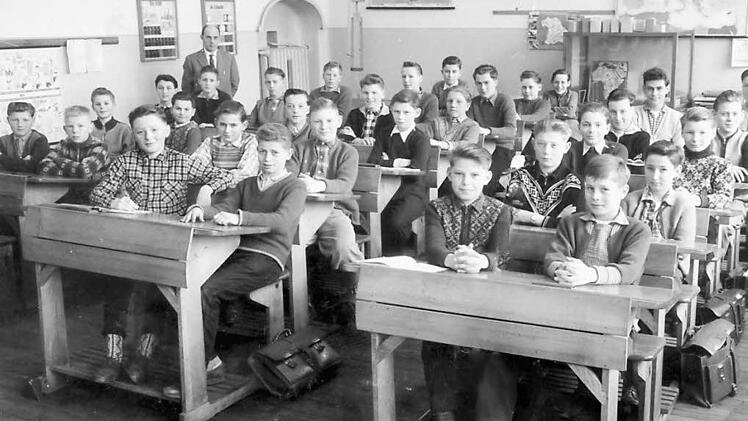 Die 8. Klasse der Rupprechtschule 1958 mit Klassenlehrer Schierl und  links neben dem Lehrer Edgar Steinfelder.  Fotos: pr