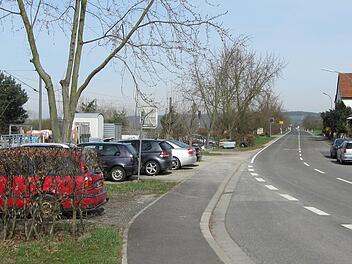 In dem Bereich links im Bild soll die Lagerhalle entstehen, im Hintergrund der Ortseingang Richtung Stettfeld. Foto: Joachim Karl