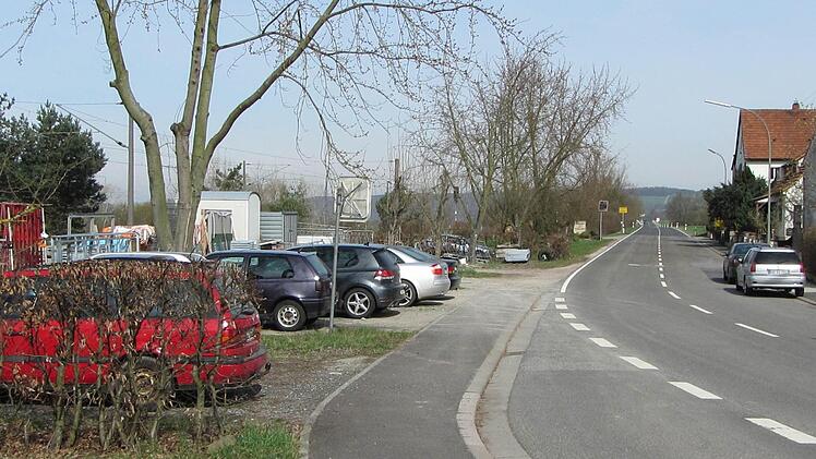 In dem Bereich links im Bild soll die Lagerhalle entstehen, im Hintergrund der Ortseingang Richtung Stettfeld. Foto: Joachim Karl
