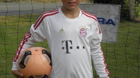 Dustin mit einem anderen Bayern-Trikot. Foto: Berg