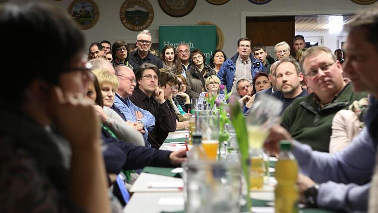 Gespannt und geduldig bis zum Ende lauschten die Zuhörer den Ausführungen der Kandidaten. Foto: Barbara Herbst