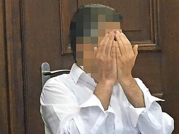 Der Angeklagte vor der Jugendkammer des Nürnberger LandgerichtsFoto: Nikolas Pelke