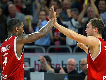 Das Bamberger Aufbauduo Brad Wanamaker (links) und Janis Strelnieks f&uuml;hrten die Bamberger im Hinspiel zum Sieg in Sassari. Foto: Nicolas Armer/dpa