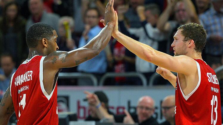 Das Bamberger Aufbauduo Brad Wanamaker (links) und Janis Strelnieks f&uuml;hrten die Bamberger im Hinspiel zum Sieg in Sassari. Foto: Nicolas Armer/dpa