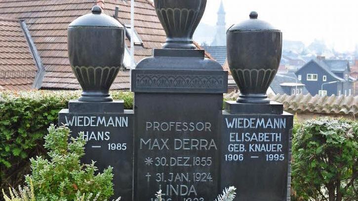 Die Grabstelle von Max Derra auf dem Neustadter Friedhof Foto: Rainer Lutz