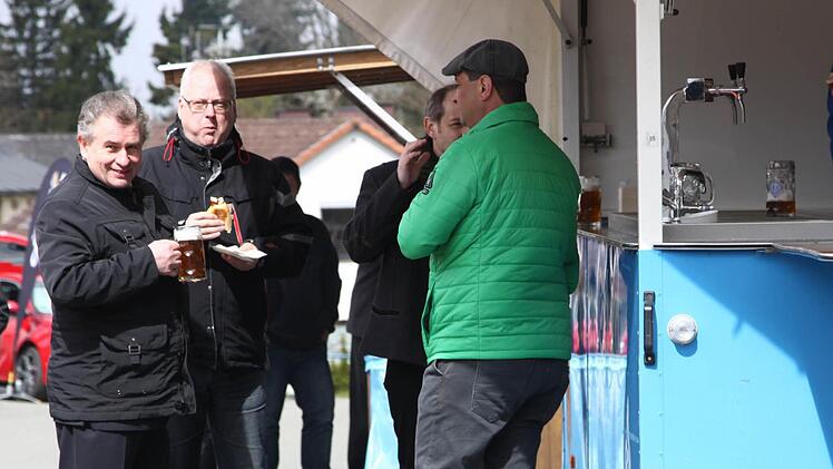 Prost und Mahlzeit! Die beiden Pressecker Bürgermeister ließen es sich schmecken. Foto: Klaus Klaschka