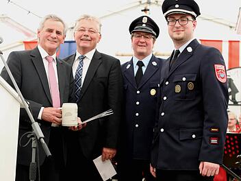 Schirmherr Landrat Oswald Marr (links) und Bürgermeister Herbert Schneider gratulierten der Schmölzer Wehr. Mit im Bild von der Jubelwehr Vorsitzende Uwe Angermüller (Zweiter von rechts.) und Kommandant Sebastian Kolb (rechts). Foto: Michael Wunder
