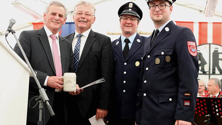 Schirmherr Landrat Oswald Marr (links) und Bürgermeister Herbert Schneider gratulierten der Schmölzer Wehr. Mit im Bild von der Jubelwehr Vorsitzende Uwe Angermüller (Zweiter von rechts.) und Kommandant Sebastian Kolb (rechts). Foto: Michael Wunder