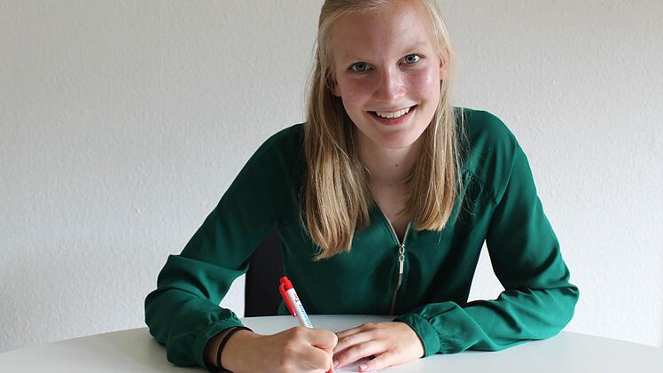 Neue Rechtschreibung, alte Rechtschreibung - mit dieser Umstellung musste Maria Geyer nicht klarkommen. Schließlich ist die 17-Jährige nach der 1996er-Reform geboren. Das kam ihr auch beim Diktat zugute, wo sie mit 14 die niedrigste Fehlerzahl hatte. Die Schülerin des E.T.A.-Hoffmann-Gymnasiums mag nicht nur Deutsch als Fach und verbucht hier gute Noten (in den beiden Halbjahren der elften Klasse jeweils 14 Punkte, also eine glatte 1), die Bambergerin liest auch privat viel. Selbst auf WhatsA...