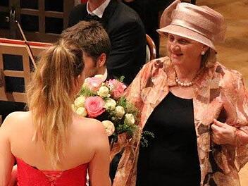 Der vorletzte Auftritt im Großen Saal: Intendantin Dr. Kari Kahl-Wolfsjäger verabschiedet die junge Geigerin Sara Domjanic mit einem Blumenstrauß. Foto: Ralf Ruppert