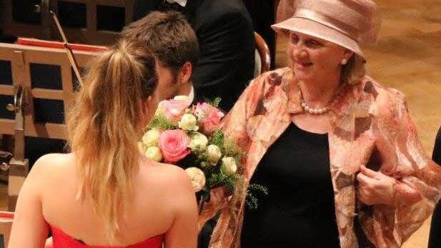 Der vorletzte Auftritt im Großen Saal: Intendantin Dr. Kari Kahl-Wolfsjäger verabschiedet die junge Geigerin Sara Domjanic mit einem Blumenstrauß. Foto: Ralf Ruppert