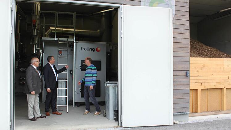 Der Klimaschutzbeauftragte Robert Martin lässt sich von den Genossenschaftsvorständen Harald Hümmer und Reiner Zapf-Willmer das Heizhaus, die Herzkammer des Oberleiterbacher Nahwärmenetzes zeigen. Fotos: Hans Kurz