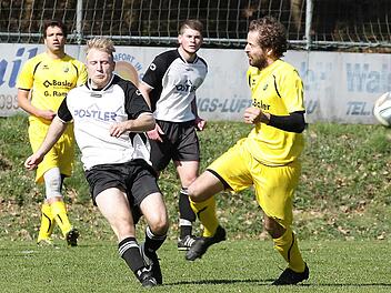 Der Lauterer Stefan Helmschrott (l.) klärt vor dem Priegendorfer Spielertrainer Rainer Huttner.  Fotos: sportpress