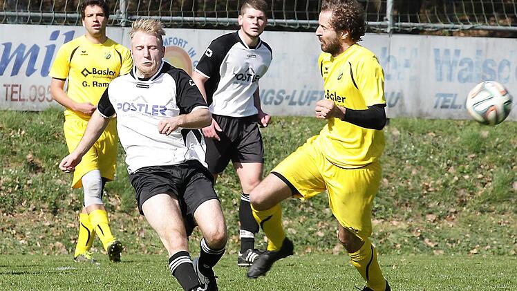 Der Lauterer Stefan Helmschrott (l.) klärt vor dem Priegendorfer Spielertrainer Rainer Huttner.  Fotos: sportpress