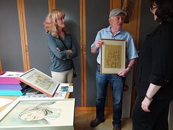 Berthold Kegel erzählt Museumsleiterin Elfriede Böck (links) und Projektmanagerin Adina Rösch die Geschichte seiner Bilder. Foto: Arkadius Guzy