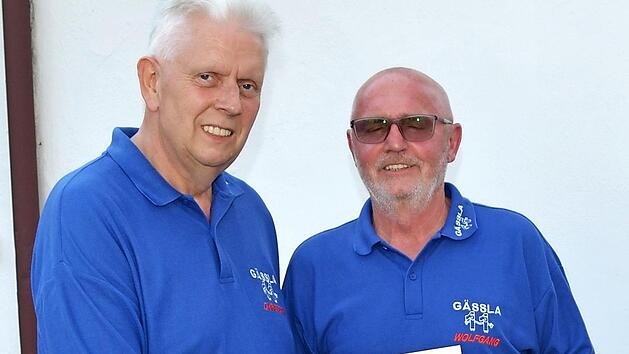 Christoph Schlögl ehrt Wolfgang Schmitter (rechts) für 30 Jahre Mitgliedschaft. Foto: Thomas Micheel