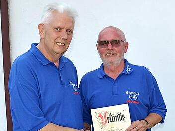 Christoph Schl&ouml;gl ehrt Wolfgang Schmitter (rechts) f&uuml;r 30 Jahre Mitgliedschaft. Foto: Thomas Micheel