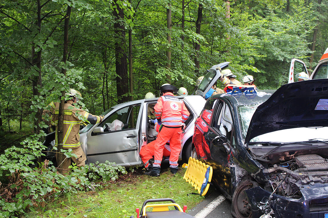 Frontalkollision auf regennasser Fahrbahn bei Fürth
