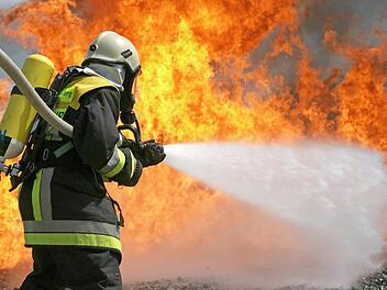 Für die guten Dienste ihrer freiwilligen Feuerwehr verlangte die Gemeinde Pettstadt bislang keinen Kostenersatz. Nun überlegt man, einen Teil der entstehenden Kosten zurückzuholen. Foto: Marcus Führer, dpa