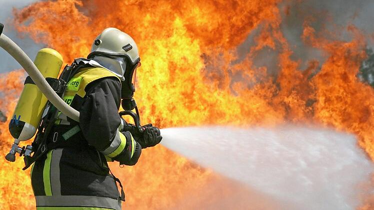 Für die guten Dienste ihrer freiwilligen Feuerwehr verlangte die Gemeinde Pettstadt bislang keinen Kostenersatz. Nun überlegt man, einen Teil der entstehenden Kosten zurückzuholen. Foto: Marcus Führer, dpa