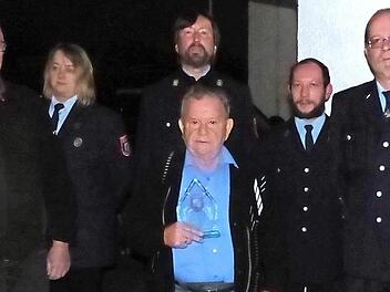 Unser Bild zeigt den Jubilar Karlheinz Hofmann (vorne, Bildmitte) zusammen mit Vertretern der Feuerwehr. Foto: Klaus-Peter Wulf