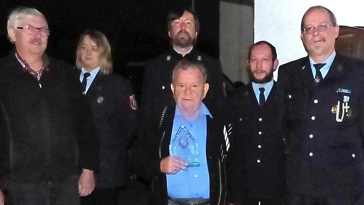 Unser Bild zeigt den Jubilar Karlheinz Hofmann (vorne, Bildmitte) zusammen mit Vertretern der Feuerwehr. Foto: Klaus-Peter Wulf