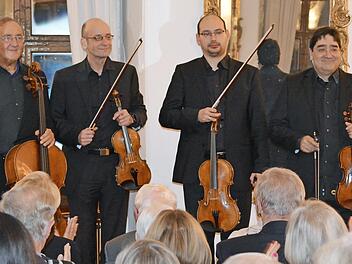Das Bamberger Streichquartett mit Karlheinz Busch, Andreas Lucke, Branko Kabadaic und Raúl Teo Arias (von links) gastiert mit musikalischen Gästen bei den Frühlingskonzerten sowie beim Sommer- und Mozartkonzert im Schloss Oberschwappach.  Foto: Christiane Reuther