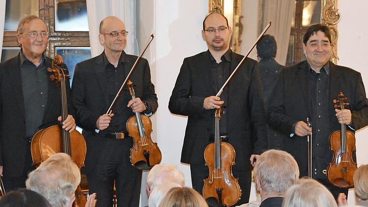 Das Bamberger Streichquartett mit Karlheinz Busch, Andreas Lucke, Branko Kabadaic und Raúl Teo Arias (von links) gastiert mit musikalischen Gästen bei den Frühlingskonzerten sowie beim Sommer- und Mozartkonzert im Schloss Oberschwappach.  Foto: Christiane Reuther