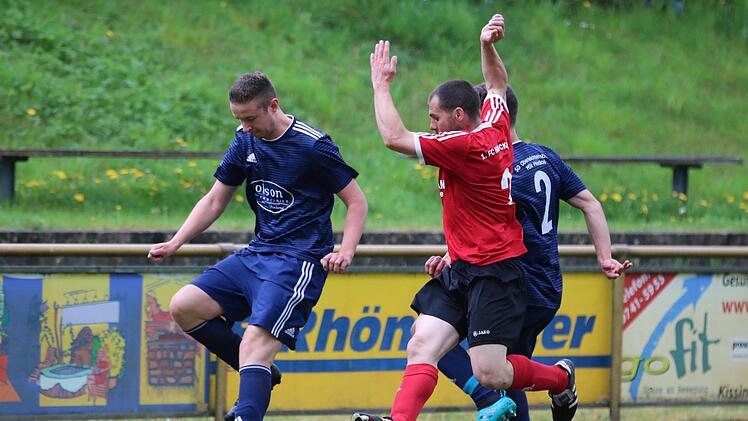 "Hände hoch oder ich grätsche": Maximilian Schmitt (SG Oberleichtersbach) gegen Sebastian Ziegler (FC Bad Brückenau).Sebastian Schmitt