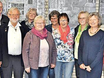Der neue Vorstand der Tafel Burgkunstadt (von links): Zweite Vorsitzende Helga Mayer, Konrad Zapf, Erster Vorsitzender Herbert Mayer, Kassiererin Edith Hahn, Schriftf&uuml;hrerin Ingrid Kohles, die verabschiedete Kassiererin Angelika Volk, Ursula Wagner, Rita Kordylla, Ulrike Kuhn und Konrad Kraus. Foto: Ingrid Kohles