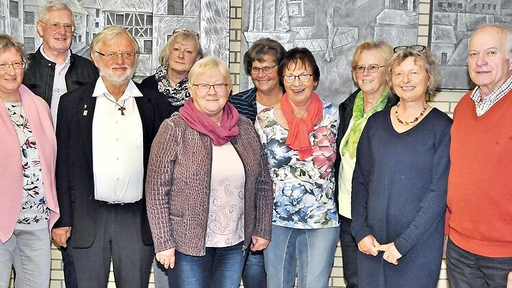 Der neue Vorstand der Tafel Burgkunstadt (von links): Zweite Vorsitzende Helga Mayer, Konrad Zapf, Erster Vorsitzender Herbert Mayer, Kassiererin Edith Hahn, Schriftf&uuml;hrerin Ingrid Kohles, die verabschiedete Kassiererin Angelika Volk, Ursula Wagner, Rita Kordylla, Ulrike Kuhn und Konrad Kraus. Foto: Ingrid Kohles