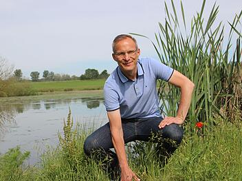 Klimaschutzmanager Stefan Richter fühlt sich wohl in der Natur, wie hier am Großwenkheimer Bibersee.