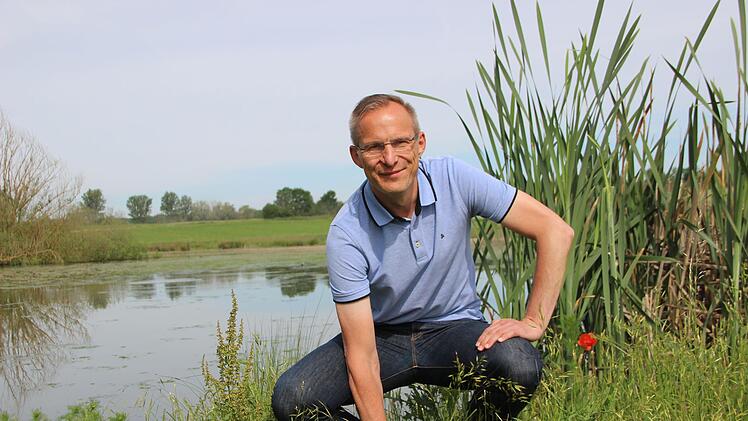 Klimaschutzmanager Stefan Richter fühlt sich wohl in der Natur, wie hier am Großwenkheimer Bibersee.