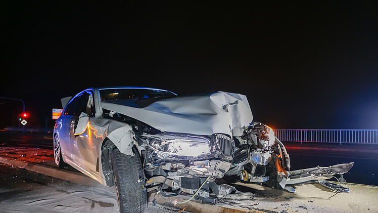 Betrunkener baut schweren Autounfall in F&uuml;rth: Ampel kaputt, Laterne aus dem Boden gerissen
