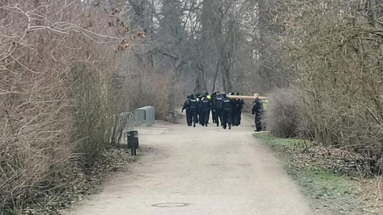 Seltsame Szenen in Bamberg: Polizisten marschieren mit Baumst&auml;mmen durch Stadt
